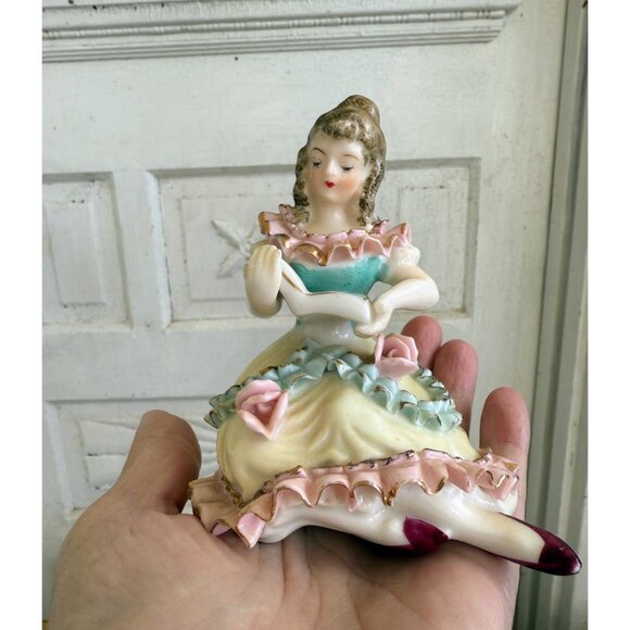 Vintage 50's Porcelain Victorian Girl Reading book Flowers Ruffles Victorian - Picture 9 of 12